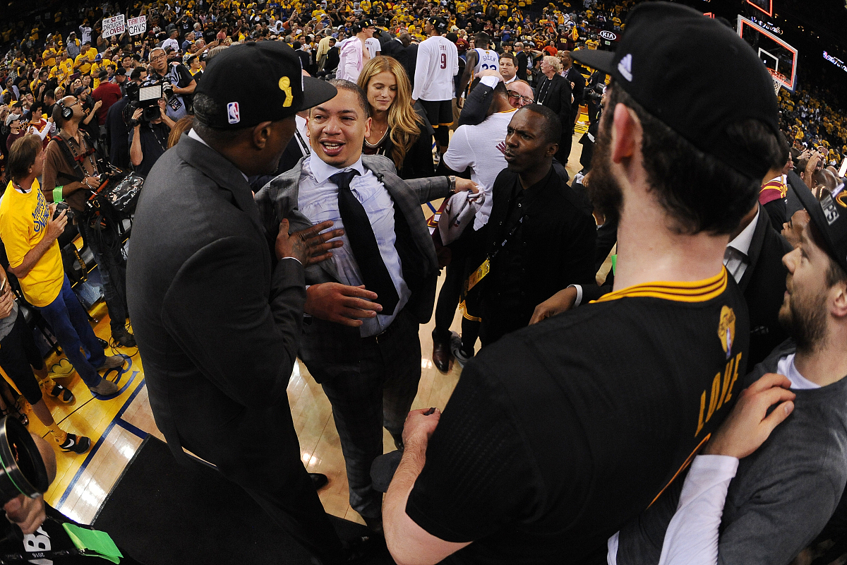 南宫-蒂姆重要时刻大比分获胜，塞尔维亚队带队取胜！引发球迷热议(塞尔维亚队足球)