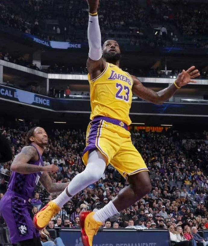 詹姆斯关键节点高光表现，TL带队取胜！的简单介绍