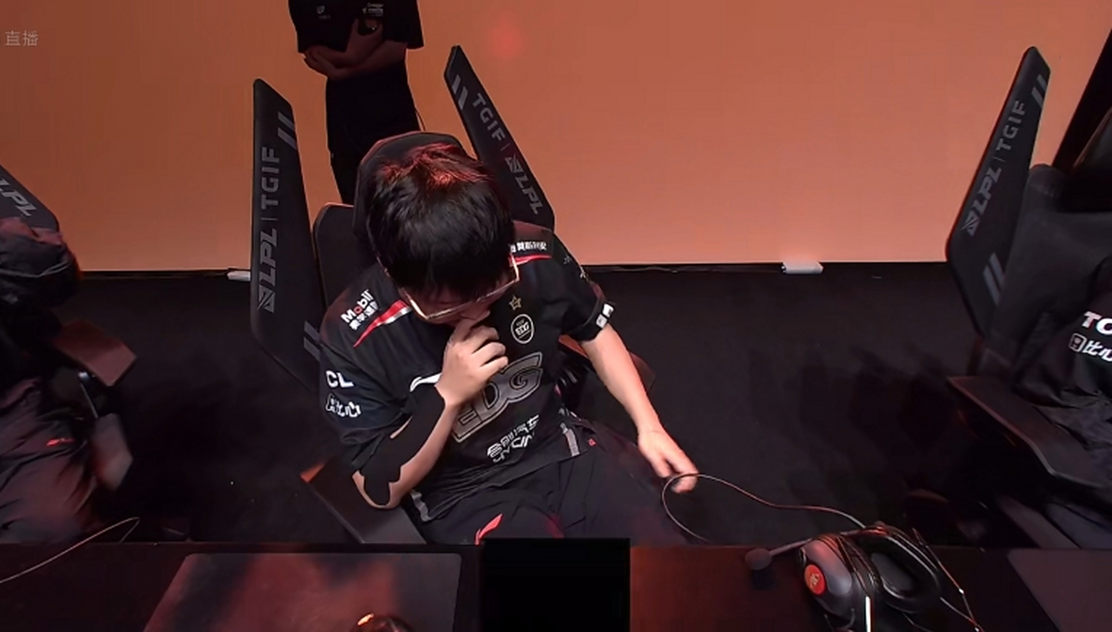 南宫-包含Uzi迎来十二赛季高光表现，FPX球迷沸腾！的词条