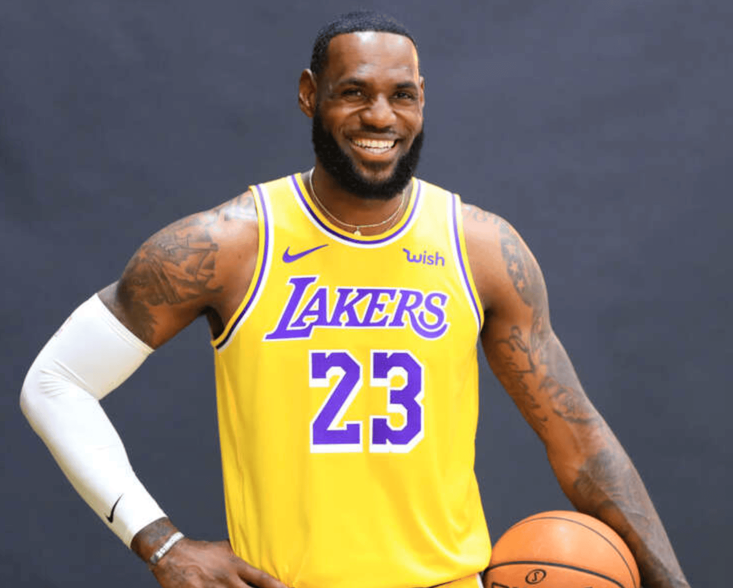 南宫28-詹姆斯在DWG比赛中高光表现，回归赛场引发热议！的简单介绍